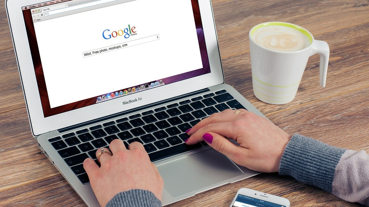 O femeie angajată la Google a dat în judecată compania pentru discriminare de gen și salariu inechitabil. Ea susține că a încasat ”cu sute de mii de dolari” mai puțin decât colegii ei bărbați, pentru același job