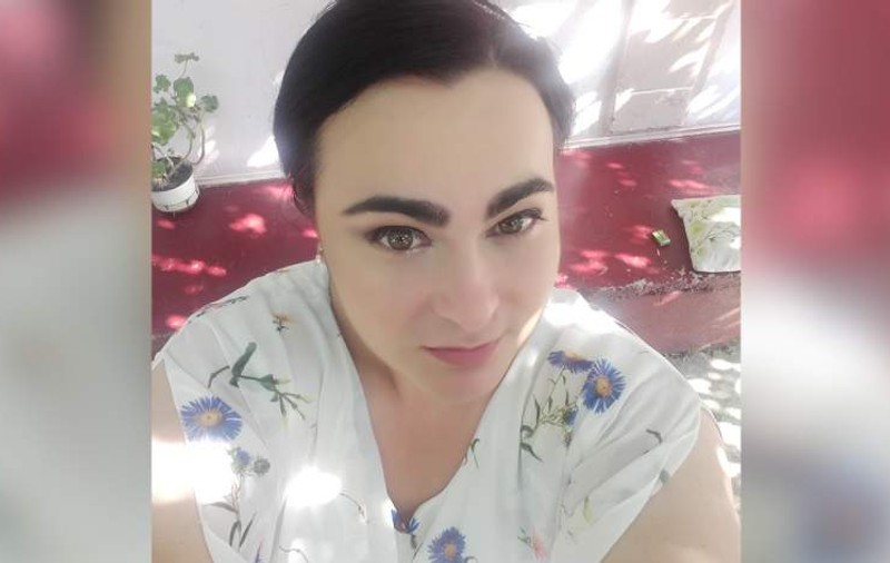 Alina, tânăra de 27 de ani ucisă de coronavirus, a fost înmormântată. Părinții i-au spus adio de pe balcon: «Mamă, eu am să mor». "Şi cred că a buşit-o plânsul"