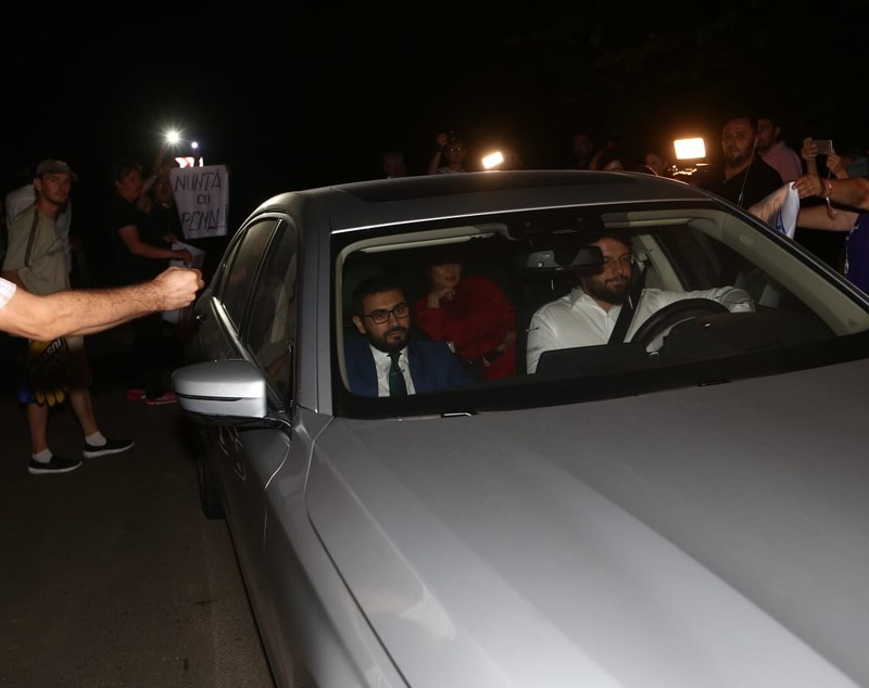 FOTO. Scandal la nunta fiului lui Liviu Dragnea, de la Palatul Snagov; Protestatarii blochează mașinile invitaților și strigă lozinci anti-PSD