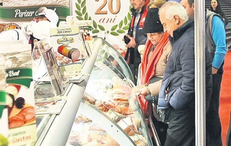 Ce slană să-ți pun sub brad? La târgul de cadouri de Crăciun de la Romexpo, vedetă e standul de mezeluri