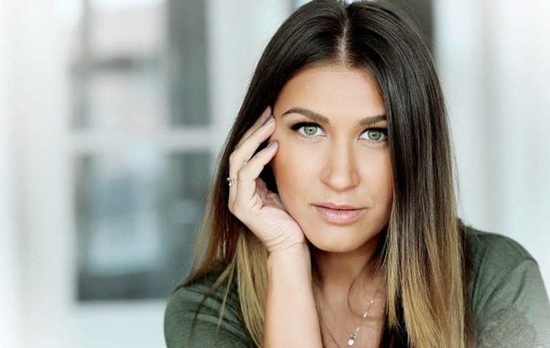 Cami Negrea, hairstylist: „Clăteşte-ţi părul cu apă rece dacă vrei să fie strălucitor!"