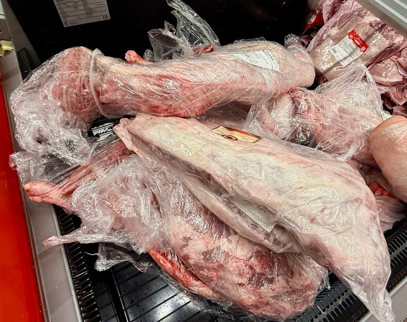 Cât costă kilogramul de carne de miel în supermarket? Mult mai scump decât în piață!