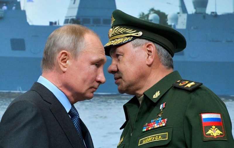 Cum a lăsat Vladimir Putin 118 marinari ruși să moară în submarinul nuclear Kursk, scufundat acum 25 de ani în timpul unui exercițiu