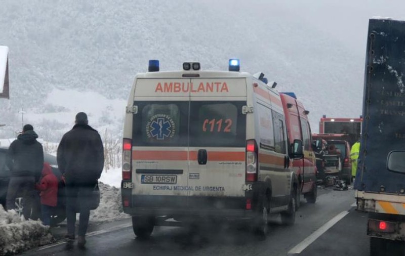 Plan roşu de intervenţie, în urma unui accident pe DN7, în localitatea Boița. Traficul este blocat