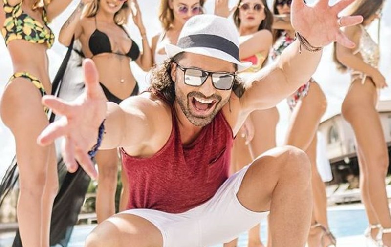 Pepe s-a distrat la piscină, alături de soție, de ziua lui de naștere