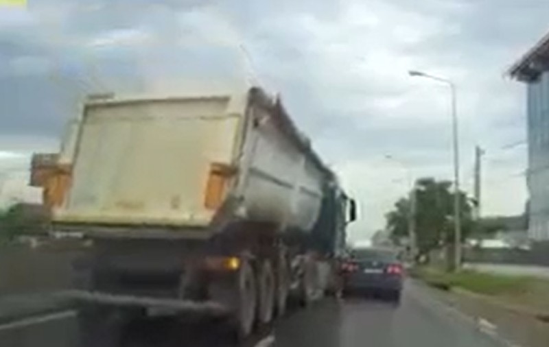 Un șofer s-a urcat cu basculanta pe mașina din dreapta lui, la Iași