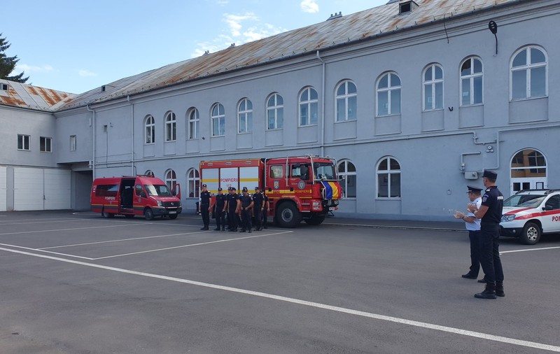 Cei 10 pompieri din Mureș care se întorceau acasă din Grecia au intervenit la un accident rutier
