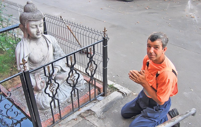 Se roagă zilnic la STATUIA lui Buddha din Militari! Ce spune Gheorghe Ioniţă, un măturător bucureştean, despre gestul său