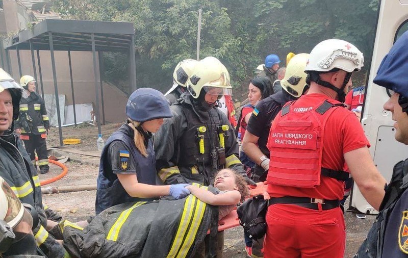 „Evghenia nu știe că tatăl ei a murit”. Tragedia fetiței care a fost salvată din blocul bombardat de ruși. Cum se simte copila