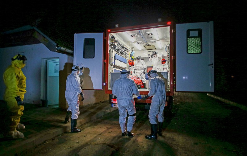 Scandal în centrul de carantină. Un prahovean a aruncat cu bani pe geam. Poliția i-a deschis dosar penal