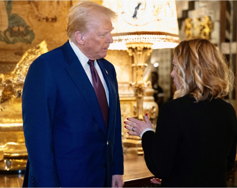 Giorgia Meloni i-a făcut o vizită surpriză lui Donald Trump, la reședința sa din Florida. „Sunt aici cu o femeie fantastică” 