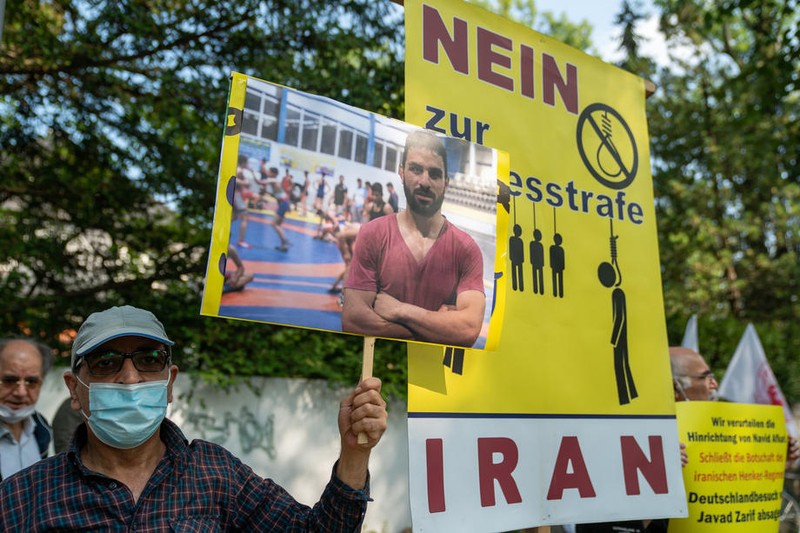 Zeci de persoane au protestat la Berlin față de executarea luptătorului iranian Navid Afkari. FOTO: EPA-EFE/ALEXANDER BECHER
