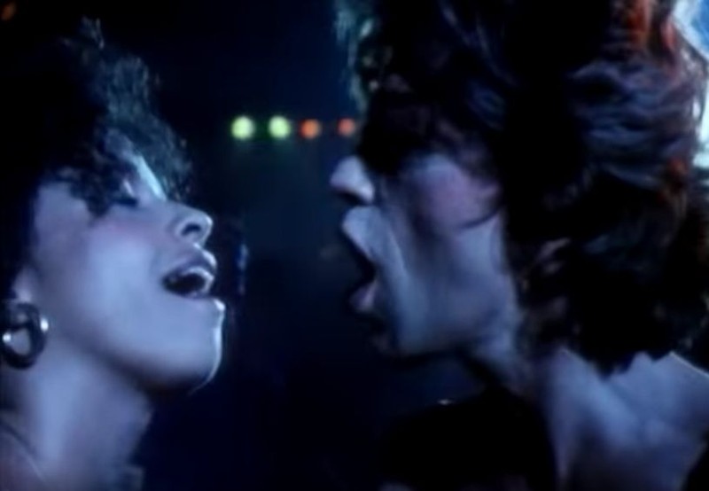 Rae și Mick în videoclipul “Just Another Night”