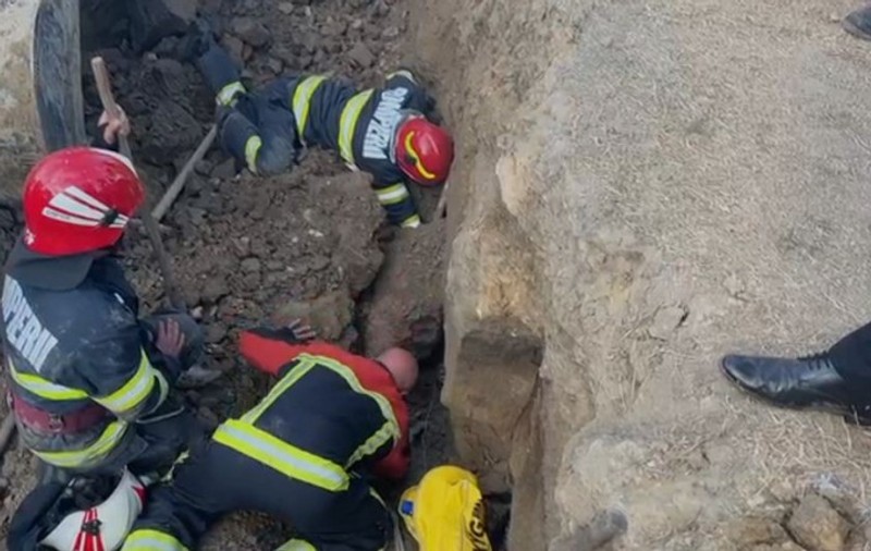Doi muncitori au fost prinși sub un mal de pământ, în Constanța. Unul dintre ei a murit