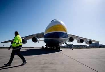 Cel mai mare avion din lume, în Leipzig, Germania, în 27 aprilie 2020, după ce adusese din China 8 milioane de măști | Foto: EPA-EFE/FILIP SINGER