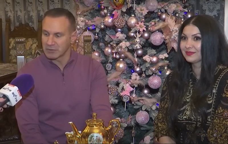 Imagini din casa Medanei și a lui Alin Oprea, decorată de Crăciun. Au împodobit mai mulți brazi, unul chiar și în bucătărie