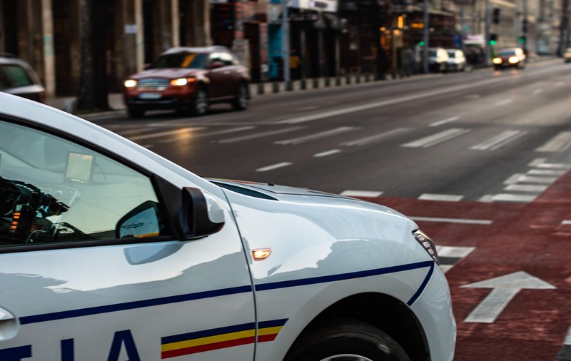 Tentativă de jaf armat la sediul unei bănci din Bucureşti. Suspectul este căutat de polițiști