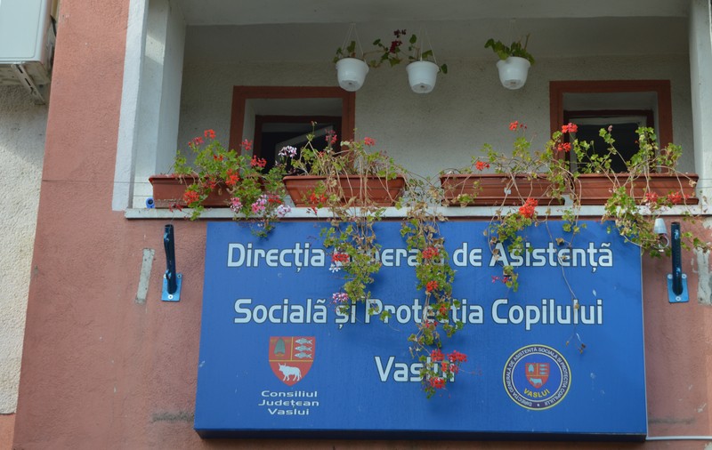 Cei 2.500 de angajați ai Protecției Copilului Vaslui care nu și-au luat salariile de o lună primesc noi promisiuni din partea premierului