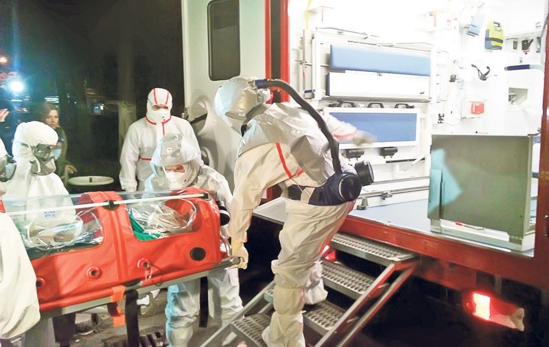 E(malarie), nu Ebola! Medicii români au folosit degeaba costumele de protecţie şi targa-incubator