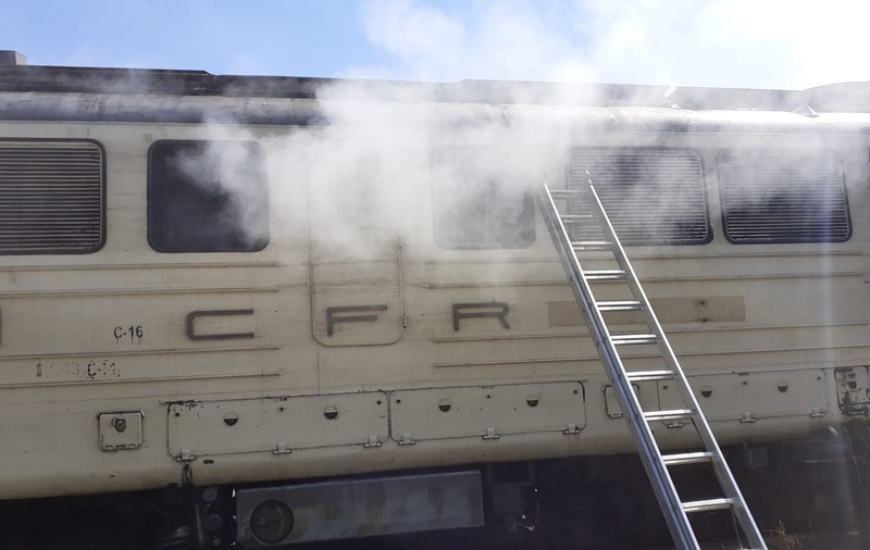 Tren al CFR Călători evacuat după ce locomotiva a luat foc în mers pe Valea Oltului