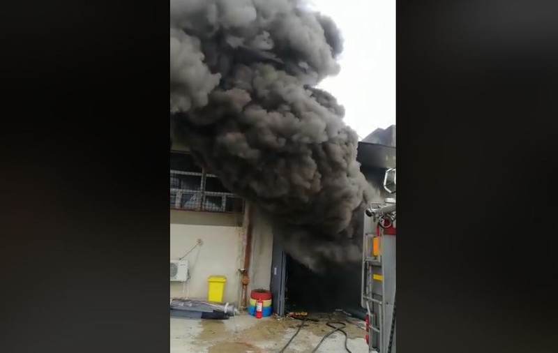 VIDEO / Un nou incendiu a izbucnit la un depozit din Ploieşti, după cel de aseară, dar în partea cealaltă a orașului