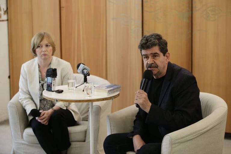 Emilia Șercan și Radu Paraschivescu, la conferința Humanitas. „Ameninţarea e monedă curentă în relaţia dintre presă şi diverse tipuri de autoritate”, a spus scriitorul | Foto: Dumitru Angelescu