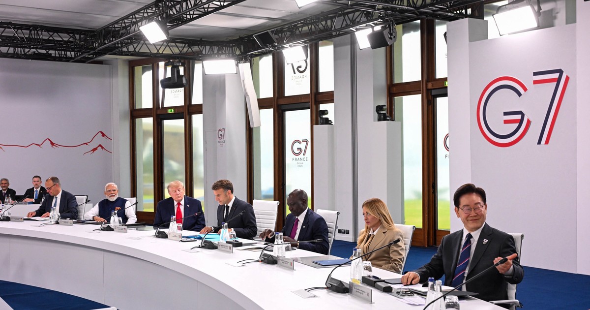 Donald Trump, Emmanuel Macron, William Ruto, Giorgia Meloni participă la o sesiune de lucru cu liderii G7. Foto: Hepta