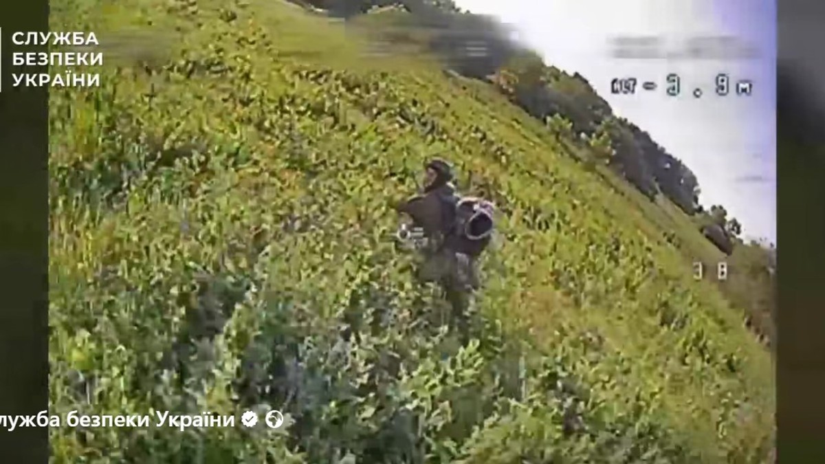 Soldat rus vânat de o dronă ucraineană pe câmpul de luptă Captură Facebook/ SBU