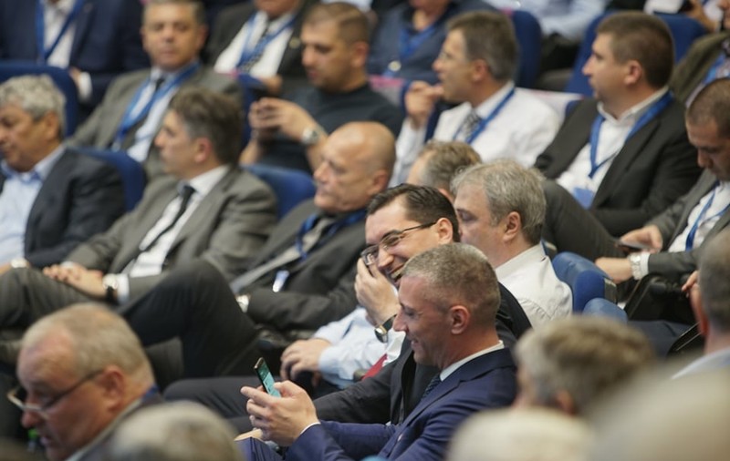 Suporterii sunt dezamăgiți de realegerea lui Răzvan Burleanu la șefia FRF: ”Dragi votanți, mi-ați ucis pasiunea pentru fotbalul românesc”
