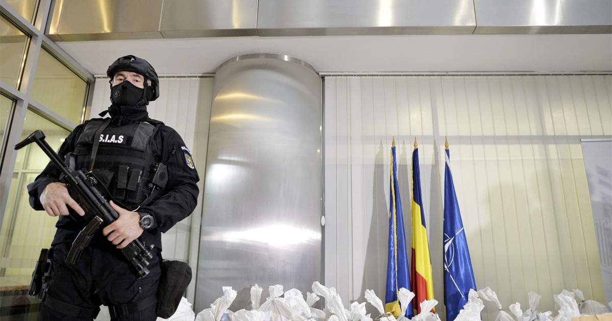 „În urma unei operațiuni de amploare, forțele speciale ale Poliției Române au confiscat o cantitate impresionantă de substanțe interzise, prezentate public sub paza strictă a ofițerilor S.I.A.S.”