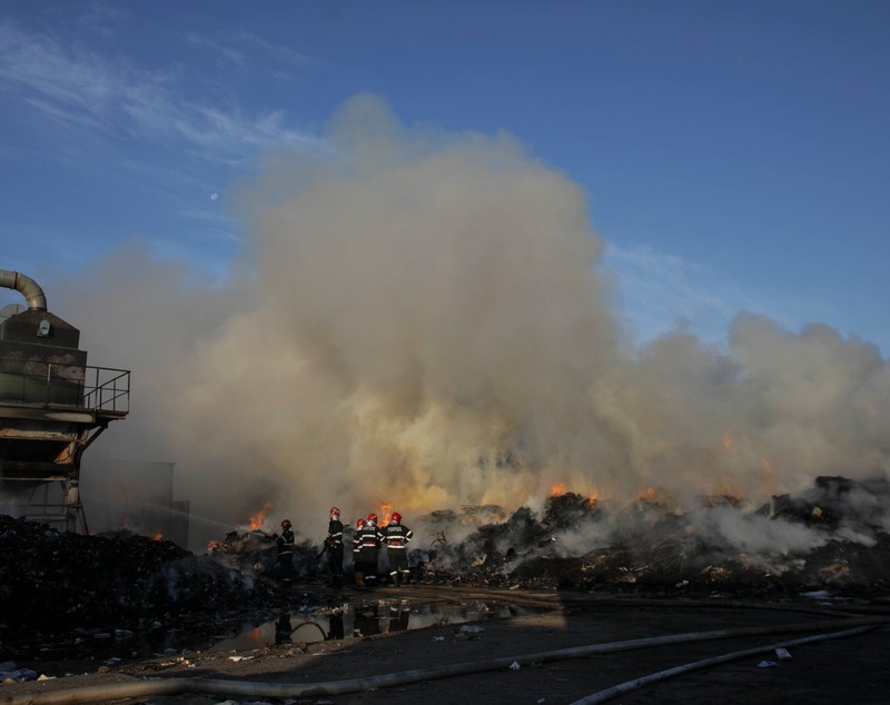 Incendiu de vegetație în Chitila, lângă o fostă groapă de gunoi. Locuitorii Capitalei, alertaţi prin sistemul Ro-Alert