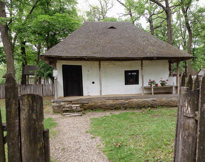De Paști, la Muzeul Satului Vrâncean, sute de copii au lăsat smartphone-ul și au pus mâna pe chișiță, să încondeieze ouă. „Unii chiar au îndemânare, au ieșit lucruri faine”