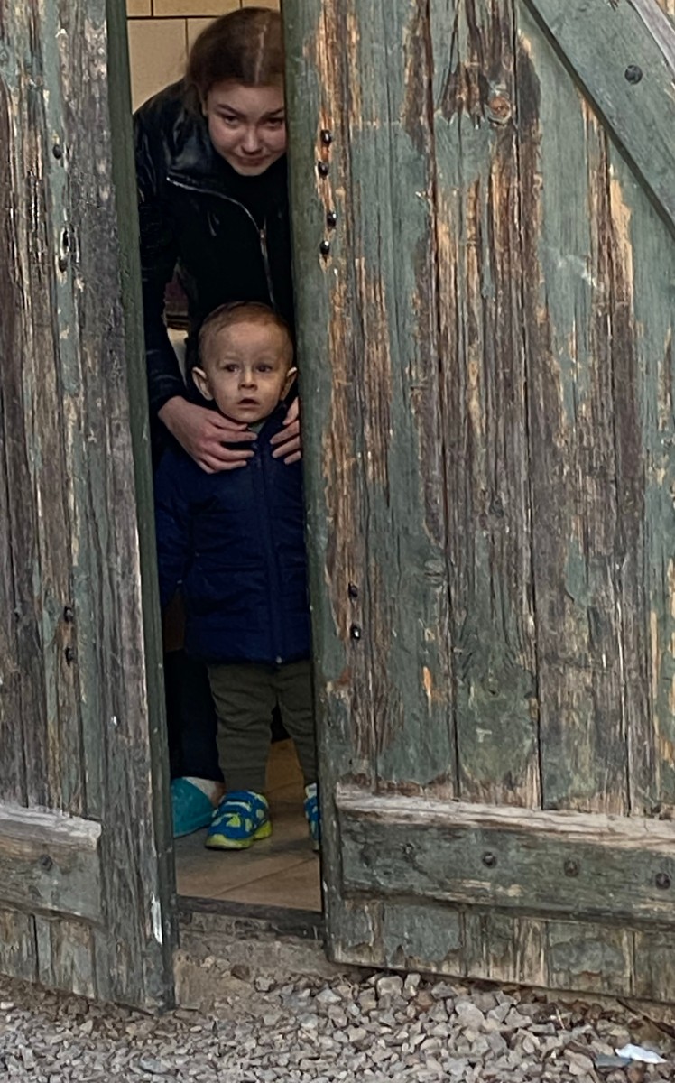 Matei, băiatul Katiei, în ușa bucătăriei