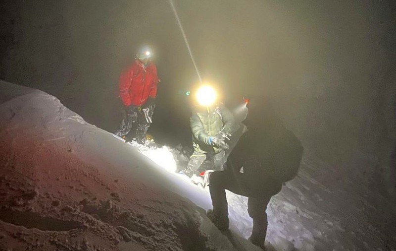 Misiune dificilă pentru salvamontiștii din Voineasa. Turist polonez, accidentat într-o zonă greu accesibilă din Munţii Latoriţei