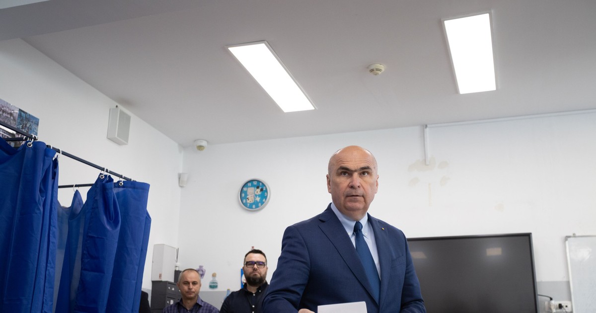 Ilie Bolojan ține într-o mână buletinul de vot pentru alegerile prezidențiale 2025. A fost fotografiat înainte de a-l introduce în urnă