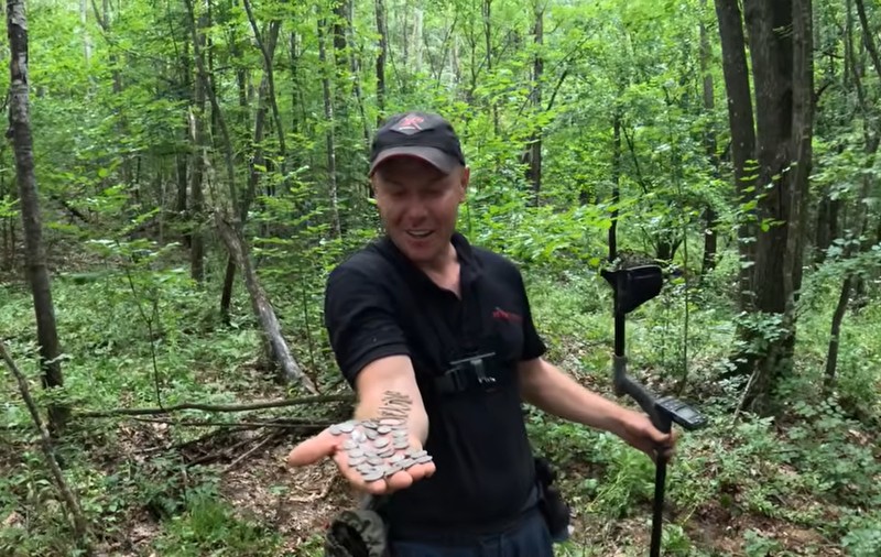 Tezaur descoperit în Prahova: 37 de monede romane de argint și 5 brățări dacice găsite în pădure, la Apostolache