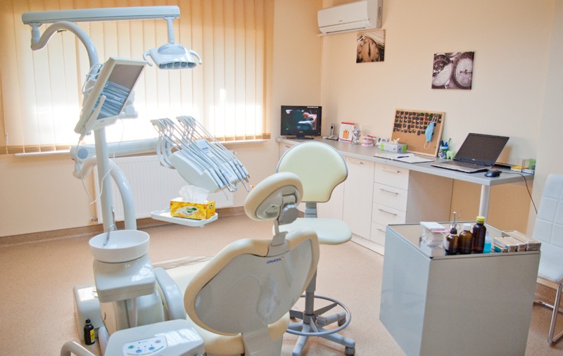 ANALIZĂ: După criza vaccinurilor și cea a imunoglobulinei, o nouă criză lovește România: cea a anestezicelor folosite în medicina dentară