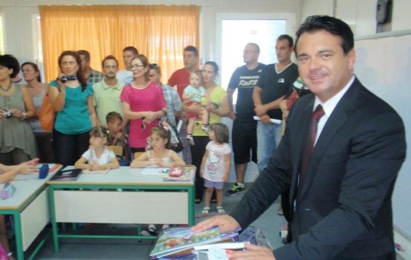 Copiii români din Cipru au primit în dar sute de cărţi şi  manuale scrie în limba română