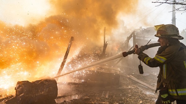 Pompierii ucraineni luptă cu flăcările provocate de bombardamentele rusești. Imagine cu caracter ilustrativ Sursa foto: Profimedia