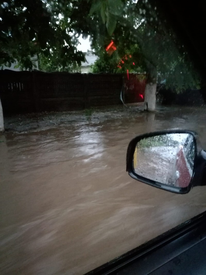 Un drum din județul Teleorman a fost inundat / foto: ISU Teleorman