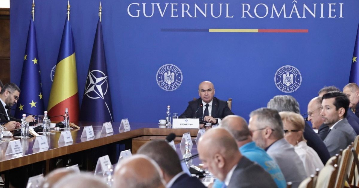 Ilie Bolojan prezidează o ședință de guvern,