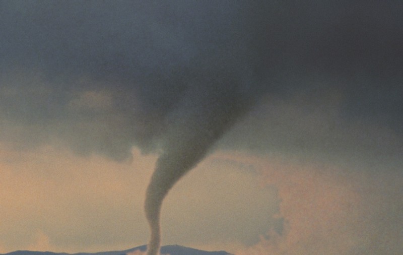 Trei persoane moarte şi alte 30 rănite din cauza unei tornade