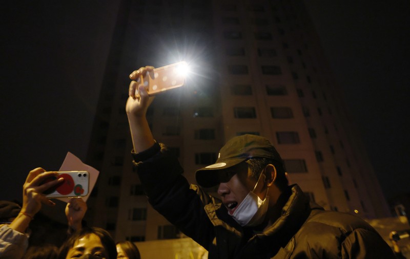 Protestatarii chinezi sunt vânați de autorități cu tehnologia modernă. „De ce apare semnalul telefonului tău mobil acolo?”