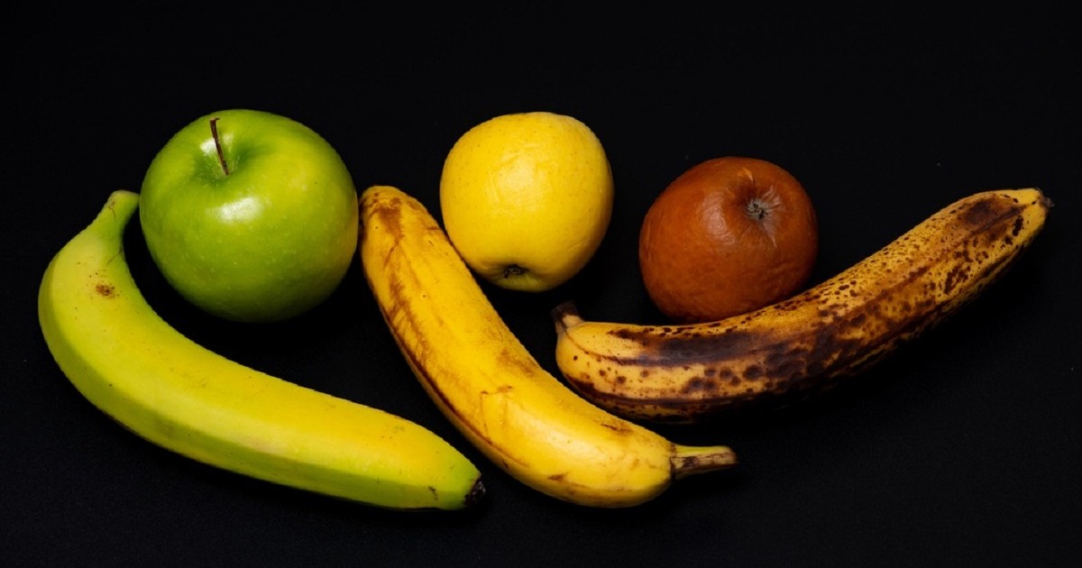 De ce unele fructe se coc mai repede lângă banane - Imagini cu trei banane şi trei mere, în diferite stadii de coacere