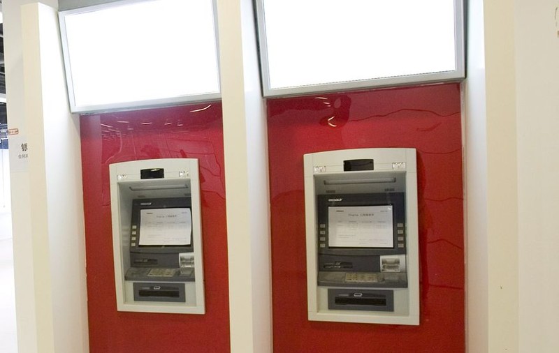 A încercat să spargă un bancomat cu furculiţa
