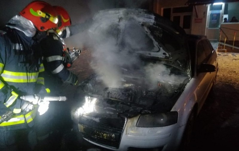 Incendiu în parcarea Spitalului de Boli Cronice din Cîmpeni. Un autoturism a luat foc