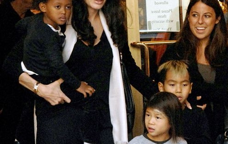 Angelina Jolie: "Le ofer copiilor mei o educaţie complexă despre lume"