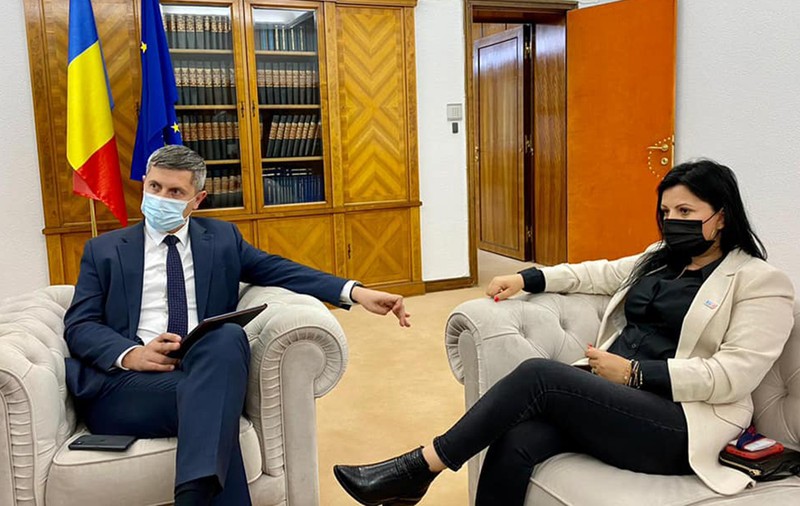 Echilibristică politică în familie: Soția - șefă la USR - apare în acte și la PSD. Soțul - fost șef la „Doi și-un sfert” - propus în Guvern de PNL