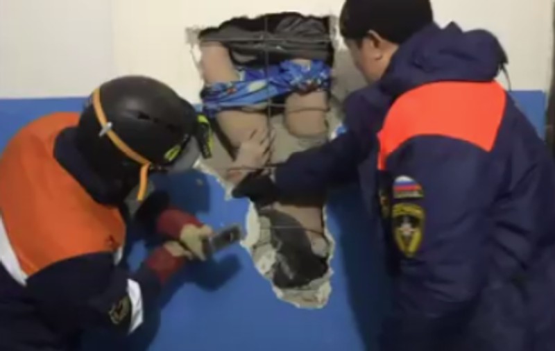 VIDEO | Supraviețuire miraculoasă, după o cădere de la etajul 10. Cum a fost salvat de încălțăminte un bărbat care a aterizat în cap