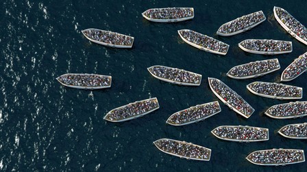 Refugiați traversează în bărci Marea Mediterană spre Grecia